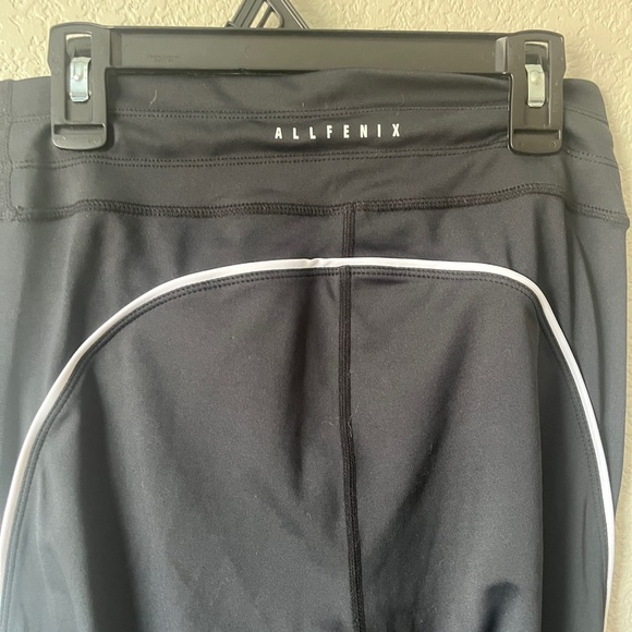 Black High-Waisted Leggings - Picture 4 of 5